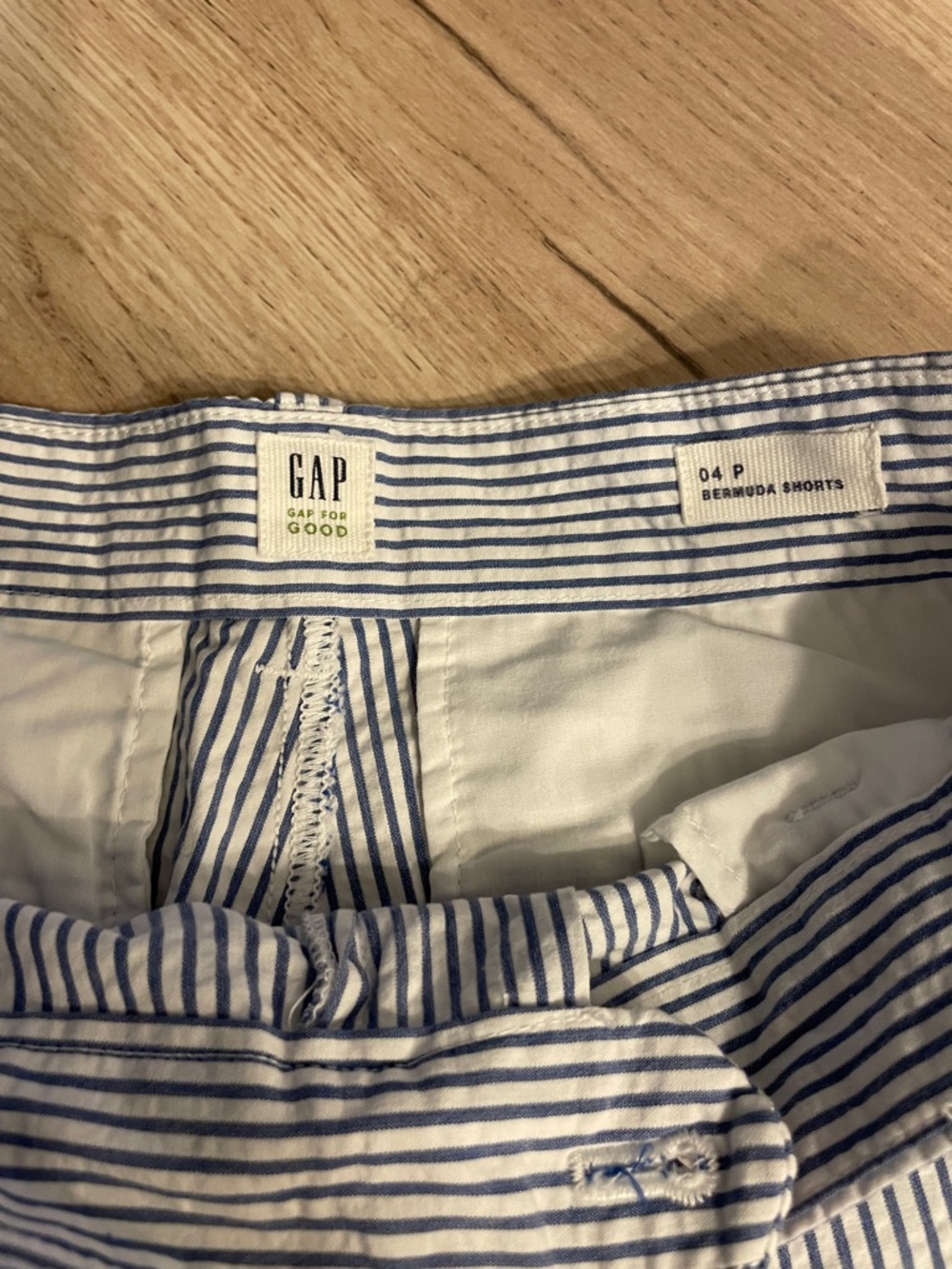 GAP Blue White Striped Bermuda Shorys Womens 4P Preppy Summer - Picture 2 of 6